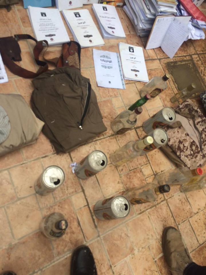 به‌ وێنه‌.. له‌ كارگه‌يه‌كى درووستكردنى چه‌كى داعشدا قوتوى بيره‌ و وێسكى دۆزرايه‌وه‌